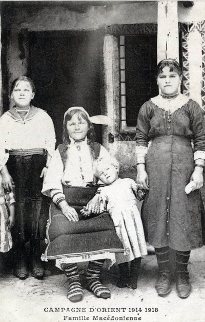 Griechenland, Mazedonien: Porträt einer mazedonischen Familie - Postkarte 1914-1918 von William M. Timlin