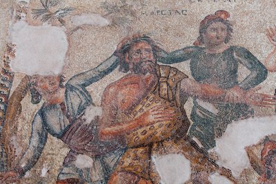 Marsyas und die beiden Skythen, die Apollons Urteil vollstrecken und ihn zu einem Baum führen, wo er lebendig gehäutet wird - (Detail) des letzten Moments des musikalischen Wettbewerbs zwischen Marsyas und Apollo, dem Gott der Künste - Paphos-Mosaiken, Hau von Unbekannt