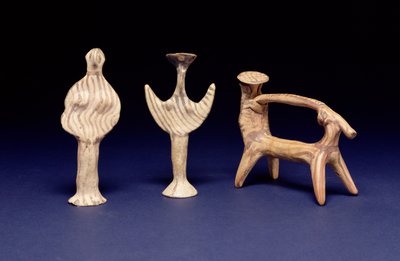 Mykenische Gruppe: Zwei Phi-Figuren, ein Wagen mit einem Reiter unter einem Sonnenschirm von Unbekannt