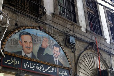 Gemälde von Präsident Assad und seinem Sohn Bassel über dem Souk in Damaskus, Syrien von Unbekannt