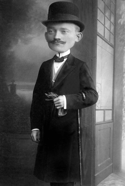Porträt eines sehr eleganten Mannes mit einem riesigen Kopf, er trägt einen Melonenhut, einen Stock, eine Fliege und einen schwarzen Mantel (Fotomontage, 1910er Jahre) von Unbekannter Künstler