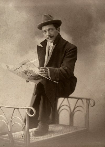 Porträt des Fotografen Luigi Betti, während er die Zeitung "Kundo argentino" liest von Unbekannter Künstler