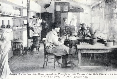 Postkarte, die Handwerker bei der Herstellung von Delphin Massier Kunstkeramik in Vallauris zeigt von Benjamin Baud