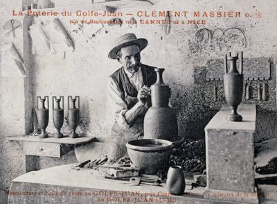 Postkarte mit Clement Massier (1844-1917), Meistertöpfer der Poterie de Golf-Juan bei der Arbeit in seinem Atelier, Frankreich, 20. Jahrhundert von William M. Timlin