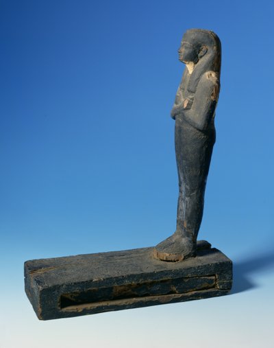 Ptah-Sokar-Osiris-Figur mit dreiteiliger Perücke und gekreuzten Armen auf einem rechteckigen Sockel mit einem Fach, das einen Abschnitt von Papyrus enthält, Ägyptisch, 21.-22. Dynastie, ca. 900 v. Chr. von Unbekannt