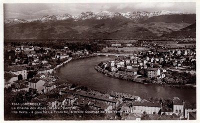 Rhone Alpes, Isere (38), Grenoble: die Kette der Alpen, die Isere, die Brücke der Ile Verte, links La Tronche, rechts das Viertel Ile Verte - Postkarte von 1930-1939 von William M. Timlin