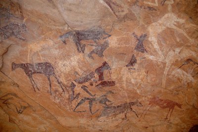 Felskunst, Vorgeschichte: Rinderfelsmalerei, ein Knie in einem geschmückten Schutzraum im Uweinat-Massiv, Sudan (Karkur-Talh oder Karkur Talh). Zeitraum von 8000 bis 3000 v. Chr. von Unbekannt