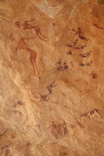 Felskunst, Vorgeschichte: Felsmalerei einer großen Gruppe von Figuren und Rindern in einem verzierten Schutzraum im Uweinat-Massiv, Ägypten. (Zeitraum von 8000 bis 3000 Jahre v. Chr.). Fotografie von Unbekannt