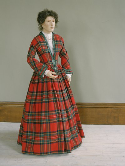 Royal Stewart Tartan Wollkleid mit gerafftem Seidenbesatz, ca. 1845-50 von Unbekannt