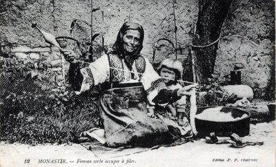 Serbien, Monastir: Serbische Frau beim Laufen, Monastir wird jetzt Bitola genannt und liegt in Mazedonien - Postkarte 1914-1918 von William M. Timlin