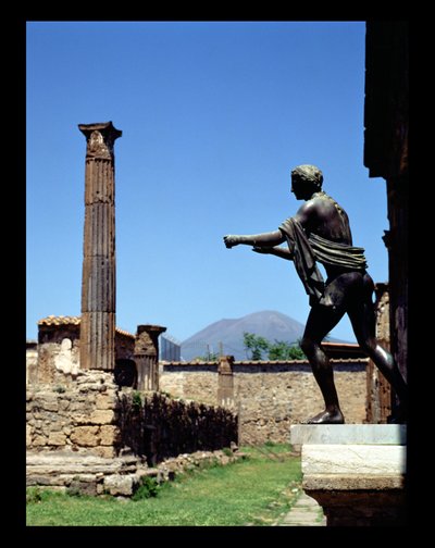 Statue von Apollo, aus dem Tempel des Apollo, mit dem Vesuv im Hintergrund von Unbekannt