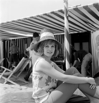 Die Schauspielerin Carroll Baker am Strand von Venedig Lido - 1961 von Unbekannt