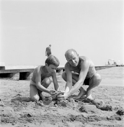 Der Regisseur Albert Lamorisse mit seinem Sohn, dem Schauspieler Pascal Lamorisse, am Strand von Venedig Lido - 1960 von Unbekannt