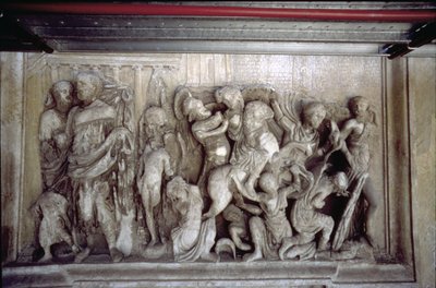 Die hintere Fassade, Detail der antiken Reliefdekoration (einige Stücke vom Ara Pacis des Augustus) zeigt eine Kampfszene (Stein) von Unbekannt
