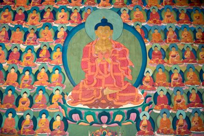 Tibetischer Buddhismus; Wandmalerei; meditierender Buddha; viele kleine Buddhas; Chemre Gompa Kloster; Chemrey; Ladakh Region; Jammu und Kaschmir; Indien; Südasien; Asien von Unbekannt