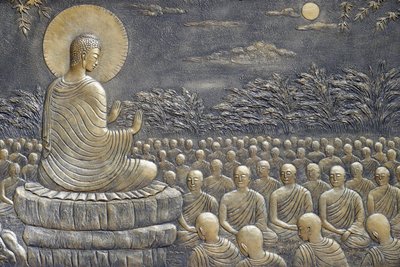 Tinh Xa Ngoc Chau buddhistischer Tempel, Das Leben des Buddha, Siddhartha Gautama, Buddha mit Jüngern, lehrend, Der Buddha ermahnte seine ersten sechzig Arahant-Jünger, in verschiedene Richtungen zu gehen, um die Lehre zu predigen, Chau Doc, Vietnam, 2018  von Unbekannt