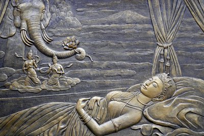 Tinh Xa Ngoc Chau buddhistischer Tempel, Das Leben des Buddha, Siddhartha Gautama, Buddhas Mutter Maya träumt von dem weißen Elefanten, der in ihren Schoß eintritt, Chau Doc, Vietnam, 2018 (Foto) von Unbekannt
