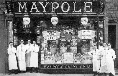 Vereinigtes Königreich: Mitarbeiter vor einem Maypole Dairy Stores von Unbekannt