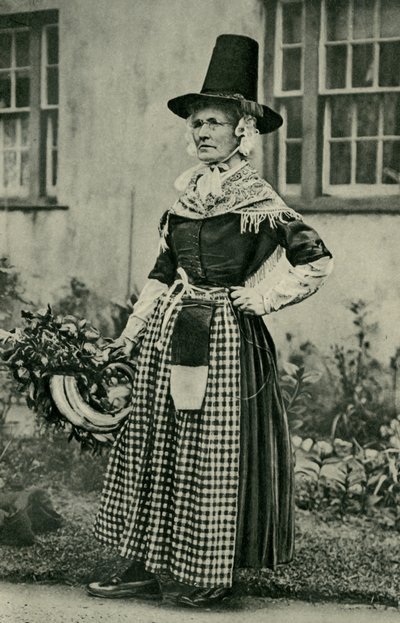 Wales. Eine stattliche alte walisische Dame, treu zur Nationaltracht. 1920 von Unbekannt
