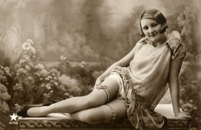 Frau im leichten Kleid, ca. Anfang 1900 (Postkarte) von Alec Hunter