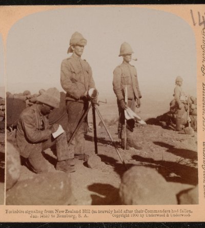 Yorkshire-Regiment Heliographen-Team signalisiert vom New Zealand Hill, Burenkrieg von Underwood and Underwood