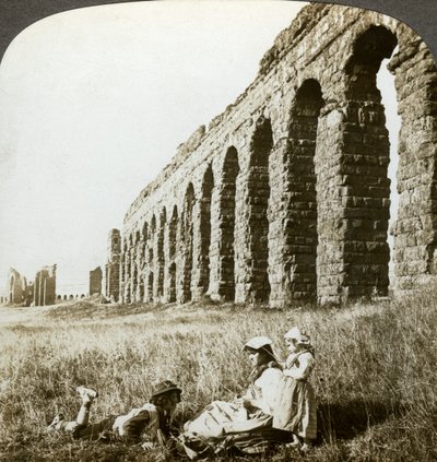 Aquädukt des Claudius und die Campagna, Rom, Italien von Underwood and Underwood