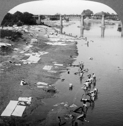 Dbobies waschen Kleidung im Goomti-Fluss, in der Nähe von Lucknow, Indien von Underwood and Underwood