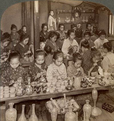 Fabrikmädchen dekorieren billige Keramik für den Exportmarkt, Kyoto, Japan, 1904 von Underwood and Underwood
