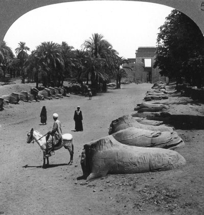 Große Allee zum Tempel von Karnak, Theben, Ägypten, 1905 von Underwood and Underwood