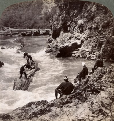 Männer auf einem Holzfloß, die Hozu-Stromschnellen auf dem Katsura-Fluss, Kyoto, Japan, 1904 von Underwood and Underwood