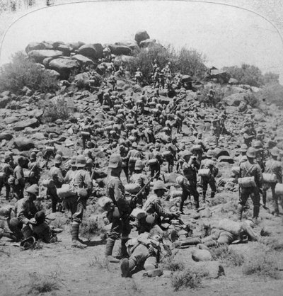 Erstürmung des Boer-Kopjes durch die Suffolks bei Colesberg, Südafrika, Burenkrieg, 1900 von Underwood and Underwood