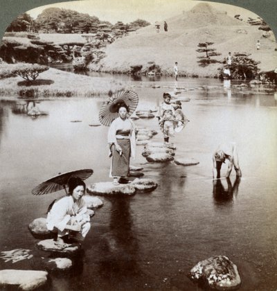 Frauen überqueren den See auf Trittsteinen, Suizen-ji Garten, Kumamoto, Japan, 1904 von Underwood and Underwood