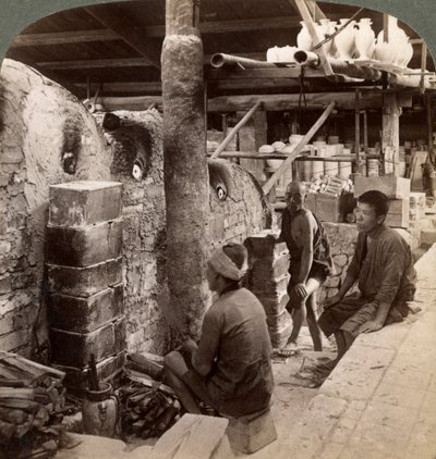 Arbeiter beobachten Öfen voller Awata-Porzellan, Kinkosan-Werke, Kyoto, Japan, 1904 von Underwood and Underwood