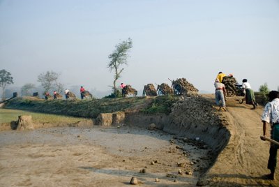 Arbeiter transportieren Erde auf Schubkarren zum Ziegelwerk in Katiadi, Kishorganj, Bangladesch von Unknown