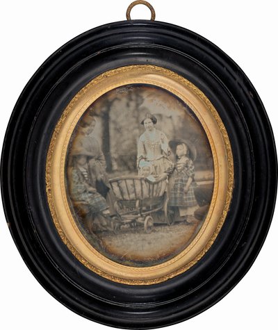 Zwei Frauen und drei Kinder im Garten von Unknown 19th Century