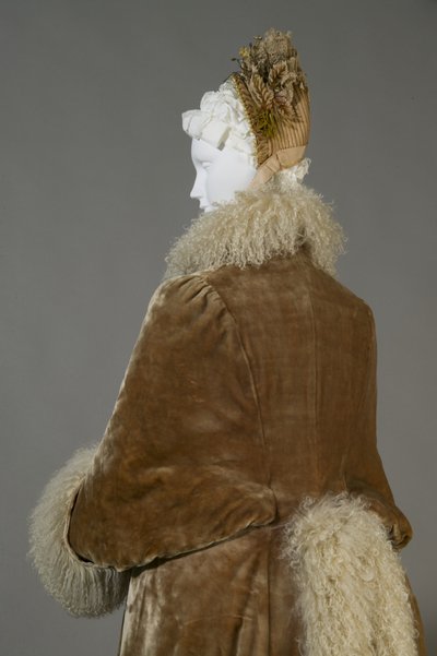 Bertha Palmers Wintermantel, ca.1885 (Rückendetail), Seidensamt und Lammwolle. von Unknown artist