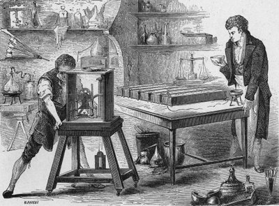 Humphry Davy zerlegt die Alkalien mit der Voltaschen Säule. In „Album de la Science“, Éditions Jouvet von Unknown artist