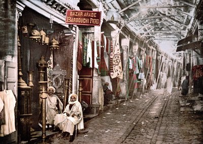 Le souc el Trouck in Tunis: Laden mit Schild auf Französisch „Bazaar arabic Barbouchi brothers“. von Unknown artist