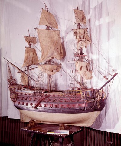 Militärmarine: Miniaturmodell eines Schiffes mit drei Decks, Bewaffnung mit 92 Kanonen. 17. Jahrhundert. Madrid, Armee Museum von Unknown artist