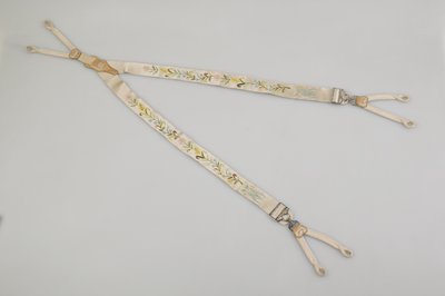 Hosenträger, ca. 1880, bestickter weißer Satin, Leder, Silber, Hersteller unbekannt von Unknown artist