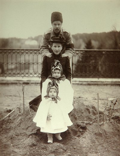 Die Familie von Herzog Fyodor Uvarov im Landgut Porechye. Albumin-Foto von Unknown artist