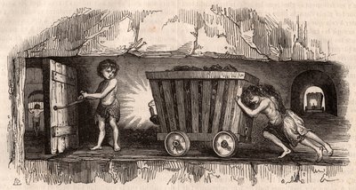 Zwei Kinder schieben einen Wagen in einer englischen Kohlenmine, ein drittes, der Trapper, öffnet eine Tür von Unknown
