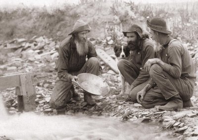3 Männer sieben die Erde, um Gold zu gewinnen: Goldsucher in Süddakota, Rockerville. Fotografie von 1889 von Unknown artist