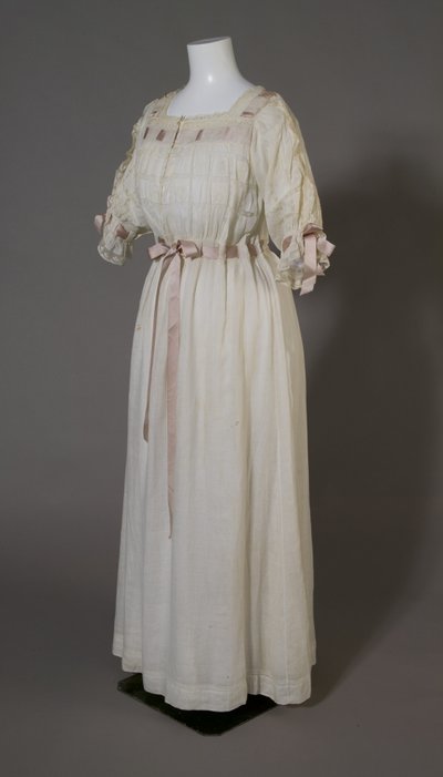 Bertha Palmers Nachthemd, ca. 1880 (vordere schräge Ansicht) von Unknown artist