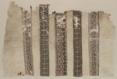 Fragment aus Teilen von drei Tiraz-Stil Textilien von Unknown artist