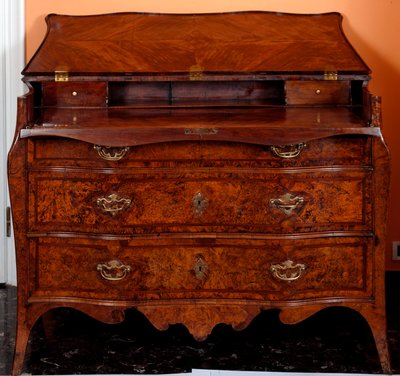 Möbel: Kommode aus Zedernholz. Ca. 1735-1745. Privatbesitz von Unknown artist