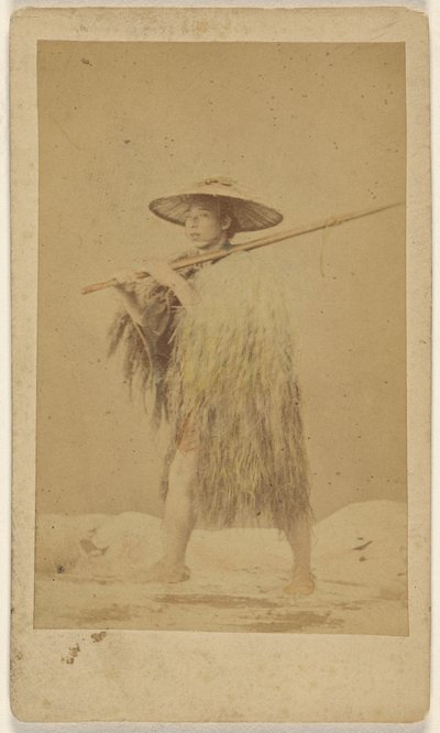 Japanischer Mann mit Strohmantel und Hut, der eine lange Stange trägt von Unknown artist