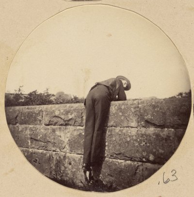 [Mann mit Hut über eine Steinmauer gebeugt] von Unknown artist