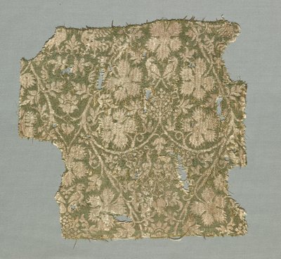 Seidenfragment mit rankenden Reben, Weinblättern, Trauben und Vögeln von Unknown artist