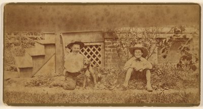 [Zwei Jungen mit einem Hund auf dem Boden sitzend] von Unknown artist